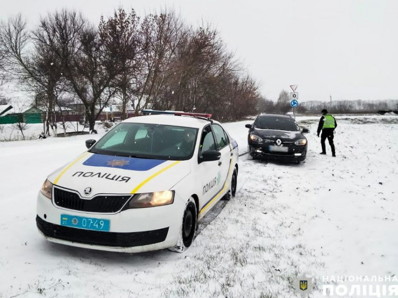 Негода на Чернігівщині: на автошляхах області поліція надає допомогу водіям