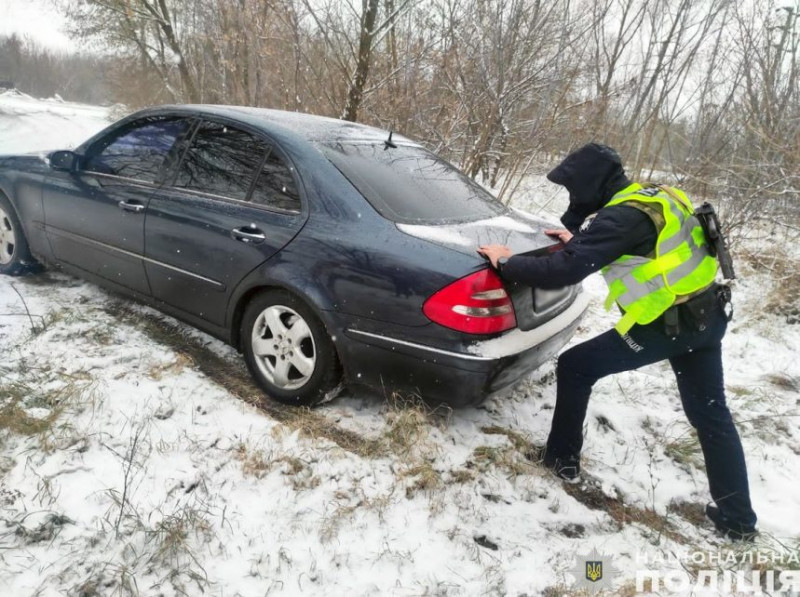 Негода на Чернігівщині: на автошляхах області поліція надає допомогу водіям