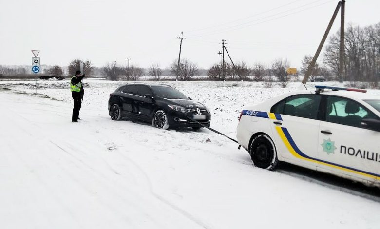Негода на Чернігівщині: на автошляхах області поліція надає допомогу водіям