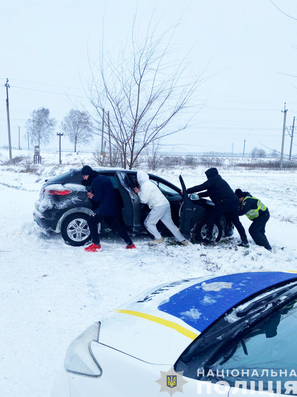 Негода на Чернігівщині: поліцейські продовжують допомагати громадянам (Фото)