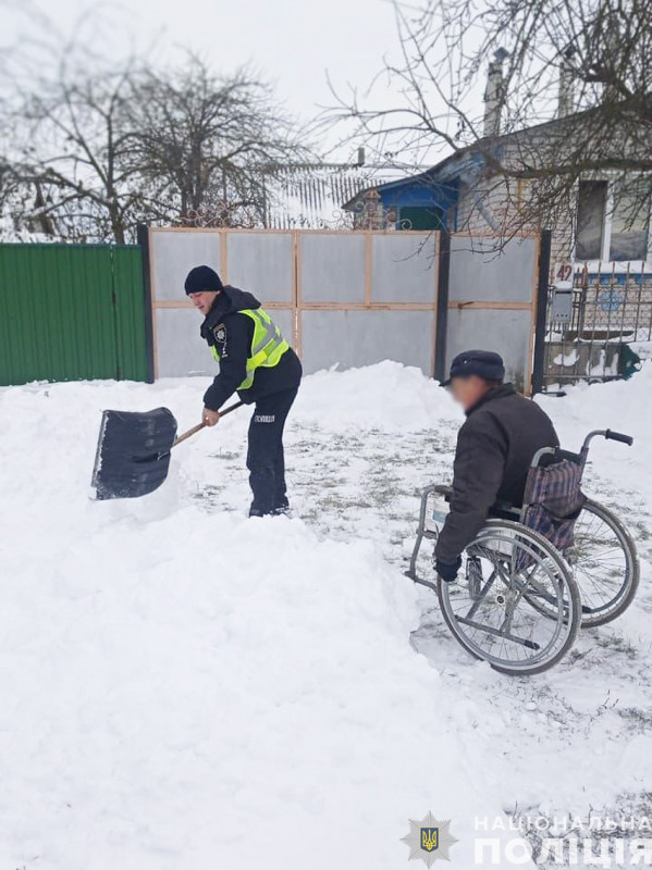 Негода на Чернігівщині: поліцейські продовжують допомагати громадянам (Фото)