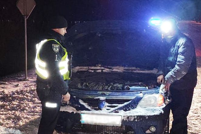 Поліцейські допомогли водієві полагодити автівку, яка в негоду зламалася на трасі поблизу Ріпок