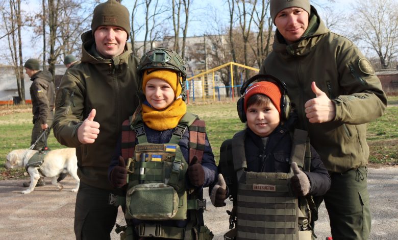 «Посмішки дітей — найкраща вдячність для нас!»: гвардійці провели «урок мужності» для чернігівських школярів