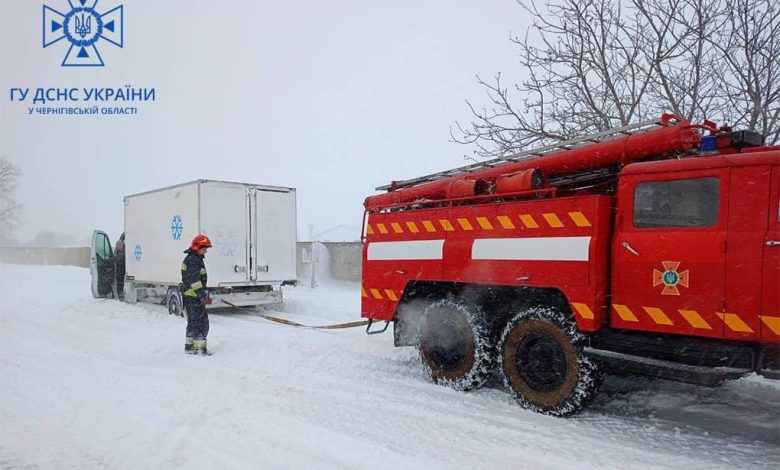 Рятувальники Чернігівщини витягли із заметів 84 автівки (Фото)