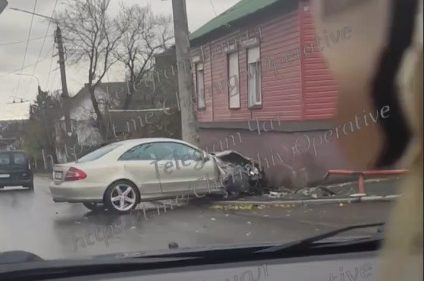 У Чернігові автівка в’їхала у будинок (Фотофакт)