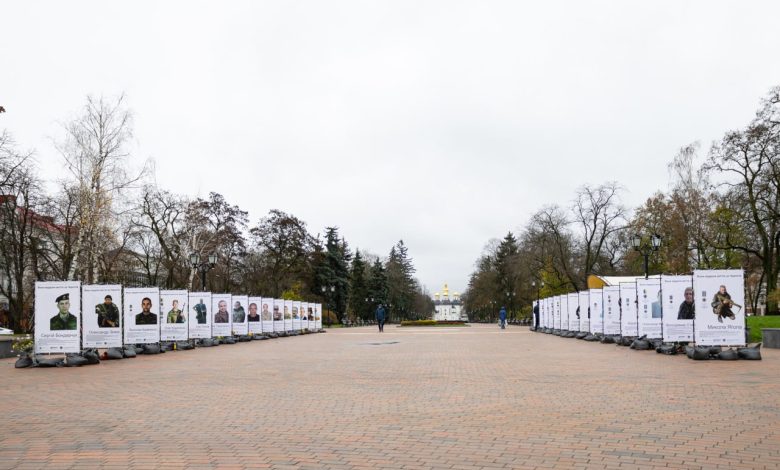 У Чернігові оновили експозицію фотовиставки загиблих воїнів на Алеї Героїв (Фото)