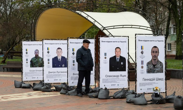 У Чернігові оновили експозицію фотовиставки загиблих воїнів на Алеї Героїв (Фото)