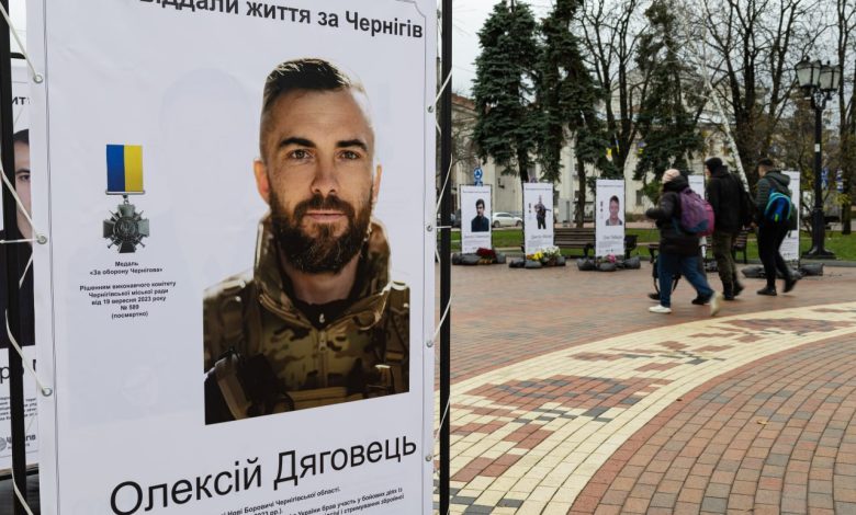 У Чернігові оновили експозицію фотовиставки загиблих воїнів на Алеї Героїв (Фото)