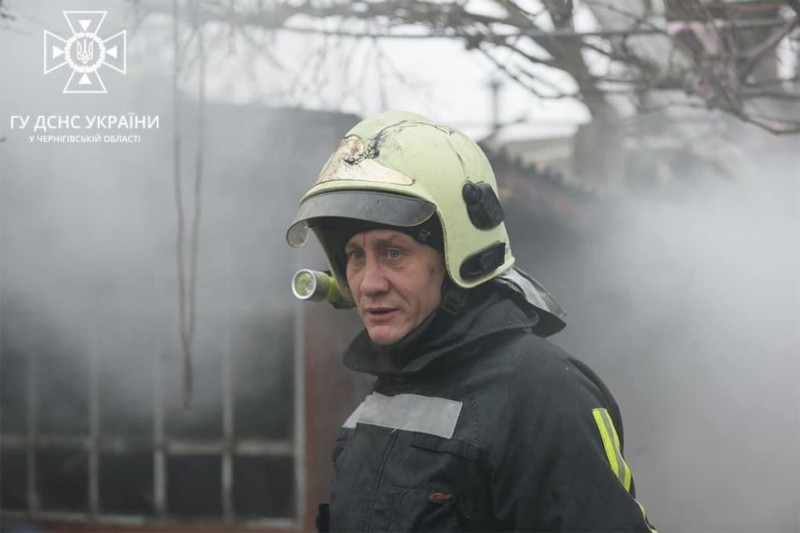 У Чернігові врятували чоловіка під час пожежі