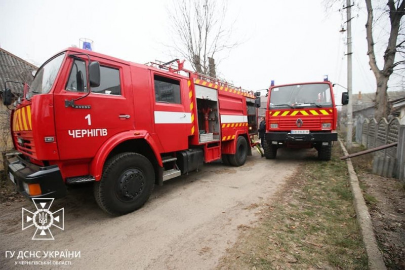 У Чернігові врятували чоловіка під час пожежі
