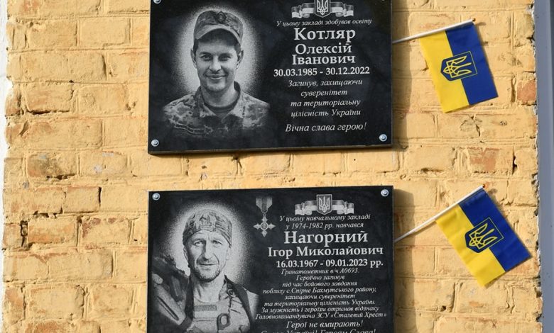 У Ніжині відкрили меморіальні дошки захисникам у гімназії