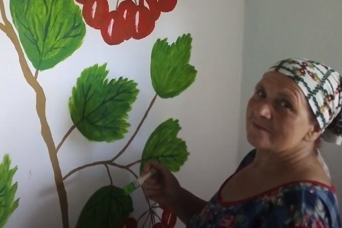 У селах Чернігівщини креативно розписали автобусні зупинки