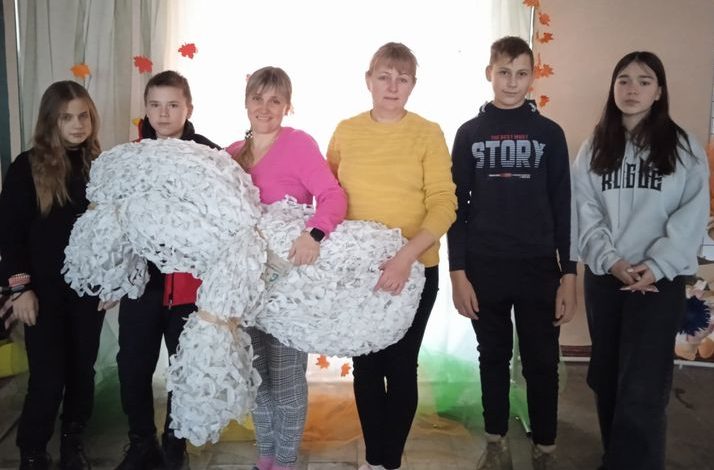 Учні та вихователі Ніжинської гімназії плетуть маскувальні сітки