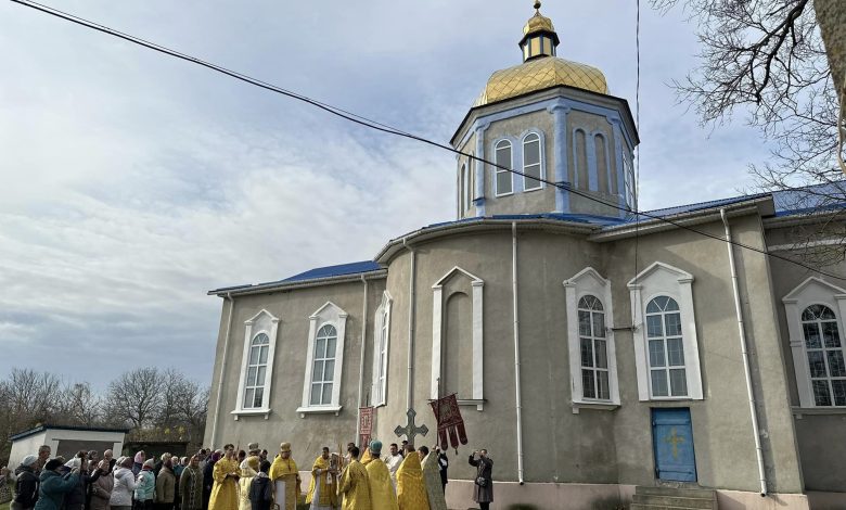 Єпископ Антоній завершив божественну літургію у Свято-Вознесенському храмі села Нова Басань (Фото)