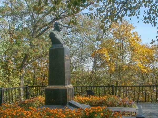 З пам’ятника на могилі Михайла Коцюбинського у Чернігові приберуть цитату російського письменника