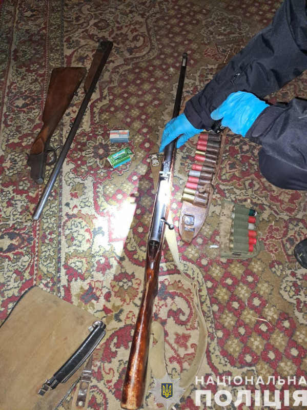 Зберігав обріз та викрадену рушницю: поліцейські Чернігівського району викрили зловмисника (Фото)