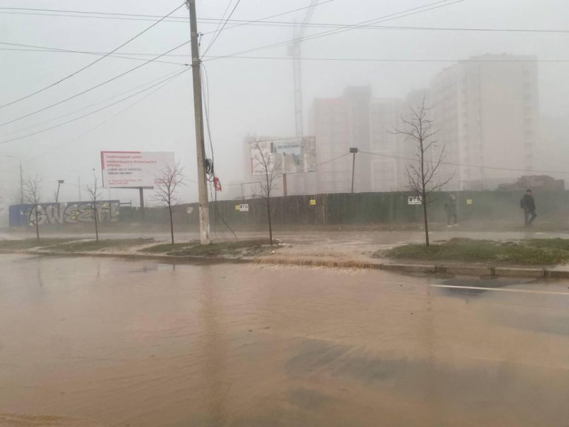 Зробіть запас води: у одному районі Чернігова прорвало водопровід