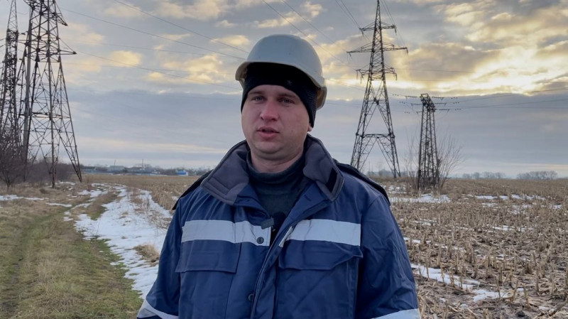 Як бригада електромонтерів з Прилуччини ремонтувала мережі у щойно розмінованій Снігурівці на Миколаївщині