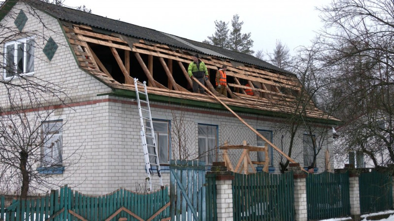 Утеплюють фасади, встановлюють вікна та ремонтують дах: у Ягідному на Чернігівщині розпочали капітальний ремонт будинків