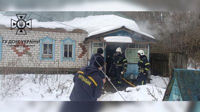 У будинку загинула жінка: рятувальники понад пів години гасили пожежу на Чернігівщині