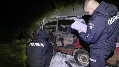 На Чернігівщині двоє чоловіків спалили автомобіль військового після того, як не змогли його викрасти
