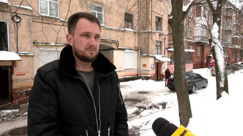 Мешканцям будинку, який постраждав від ракетного удару по Чернігову, благодійники встановлюють нові вікна