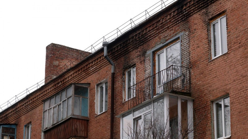 Мокрі стіни та вода на проводці у будинку №122 на Толстого у Чернігові: з чим це пов’язують у міському управлінні ЖКГ