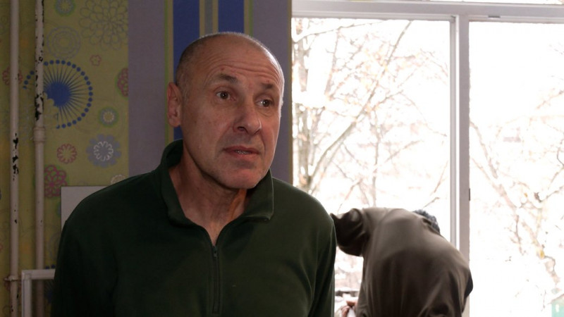 Мешканцям будинку, який постраждав від ракетного удару по Чернігову, благодійники встановлюють нові вікна