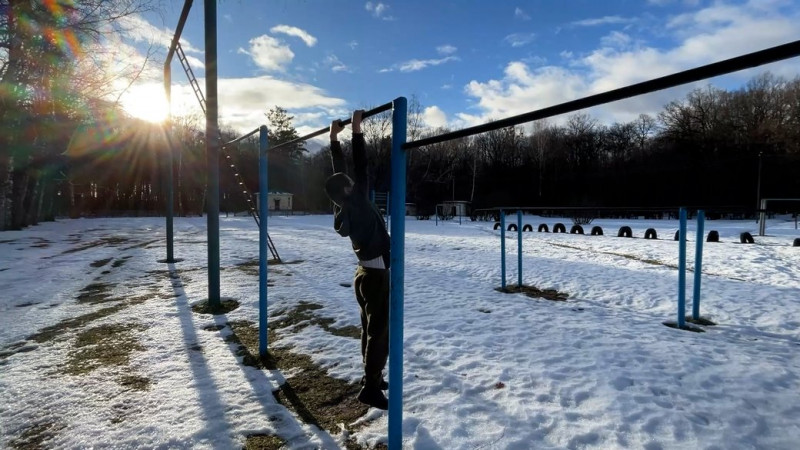 Повернувся з російського полону і шукає маму: історія 13-річного Сашка з Маріуполя, якого бабуся забрала на Чернігівщину