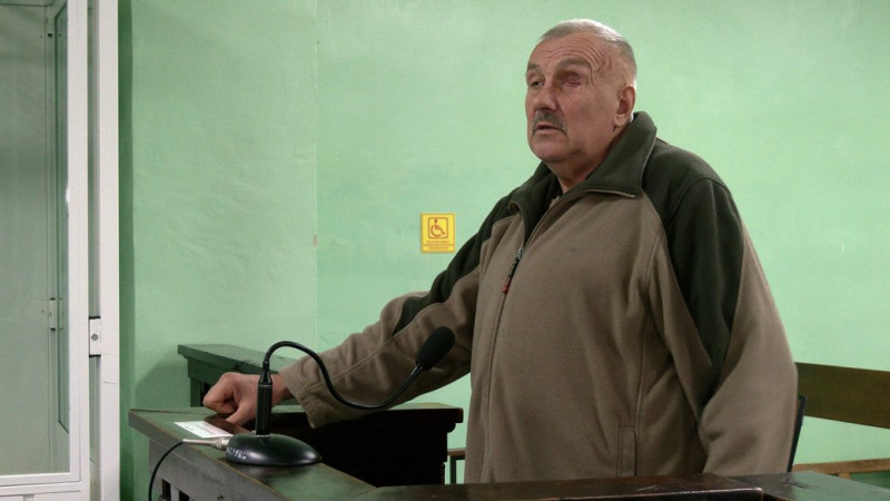 Розв'язали підлітку очі, щоб бачив, як вбивають українського військового: у Чернігові судять російського командира