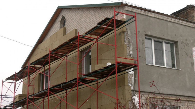 Утеплюють фасади, встановлюють вікна та ремонтують дах: у Ягідному на Чернігівщині розпочали капітальний ремонт будинків
