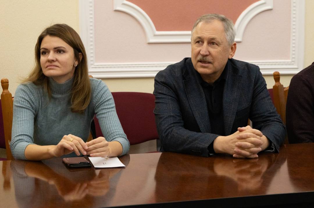 Чернігівським спортсменам-призерам міжнародних змагань та тренерам вручили грошові винагороди