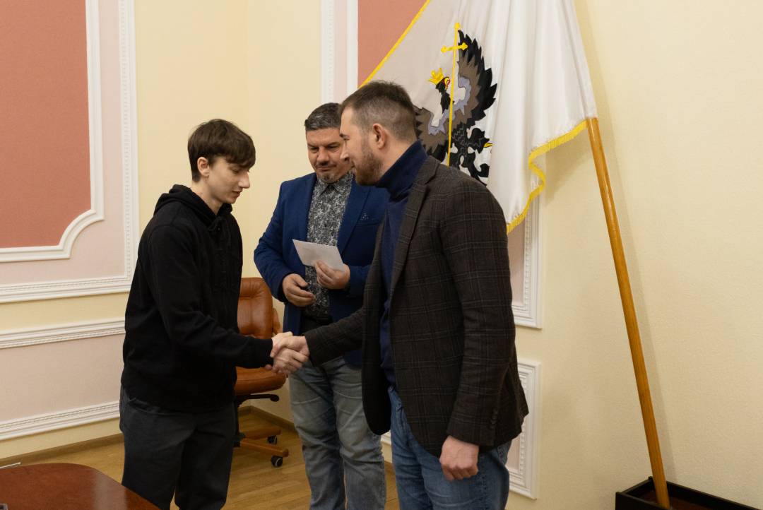 Чернігівським спортсменам-призерам міжнародних змагань та тренерам вручили грошові винагороди