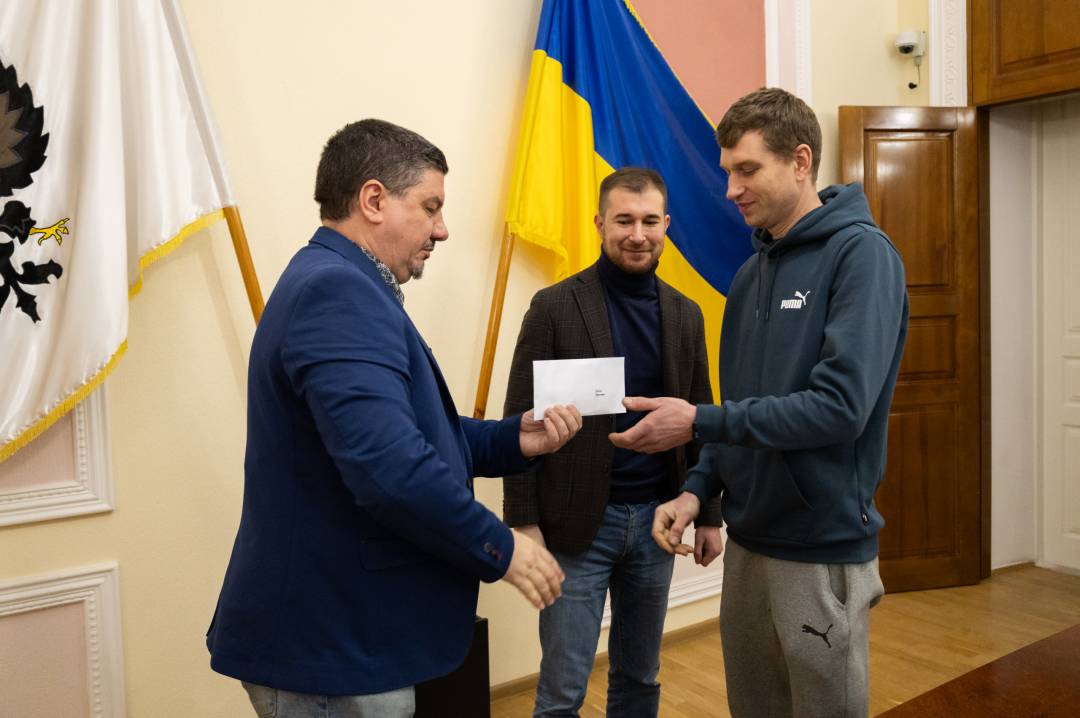 Чернігівським спортсменам-призерам міжнародних змагань та тренерам вручили грошові винагороди
