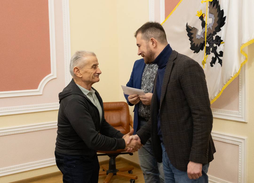 Чернігівським спортсменам-призерам міжнародних змагань та тренерам вручили грошові винагороди