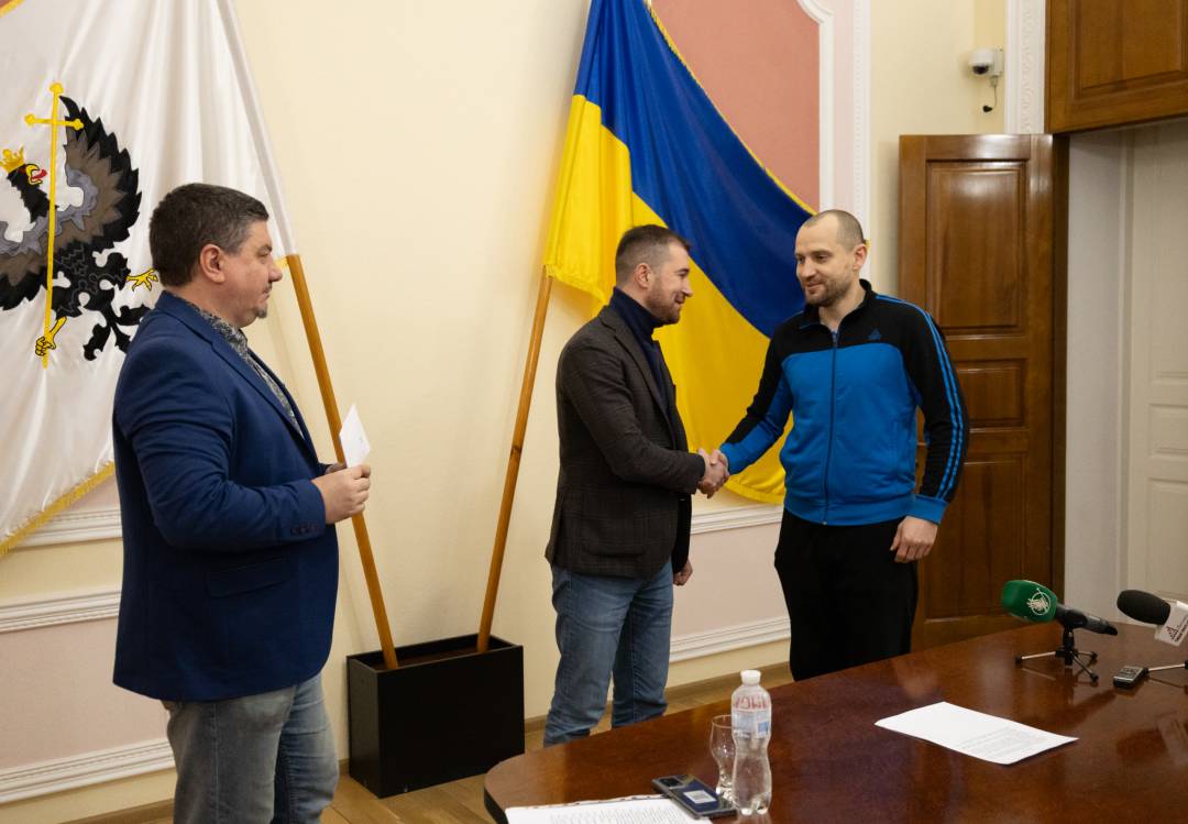 Чернігівським спортсменам-призерам міжнародних змагань та тренерам вручили грошові винагороди