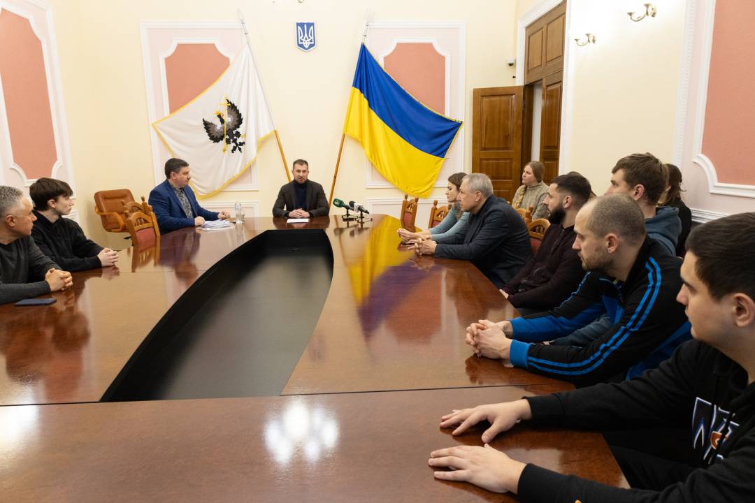 Чернігівським спортсменам-призерам міжнародних змагань та тренерам вручили грошові винагороди