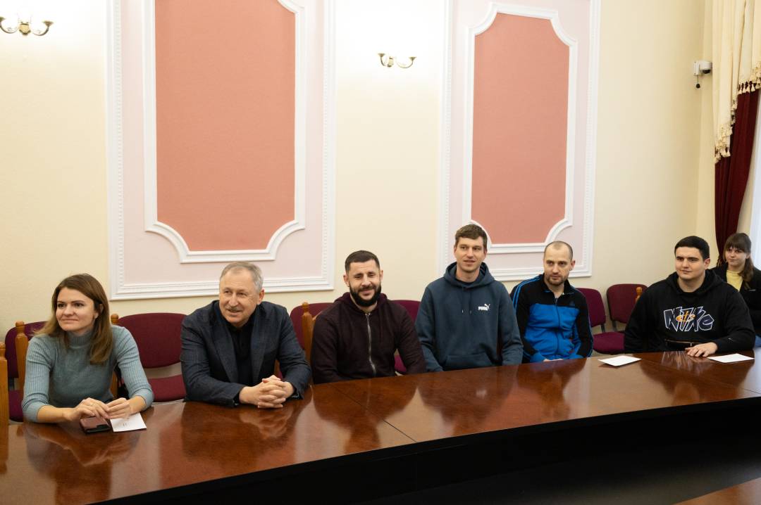 Чернігівським спортсменам-призерам міжнародних змагань та тренерам вручили грошові винагороди