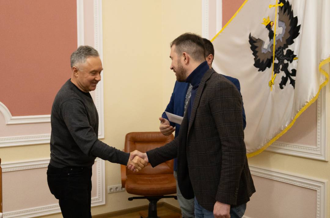 Чернігівським спортсменам — призерам міжнародних змагань та тренерам вручили грошові винагороди