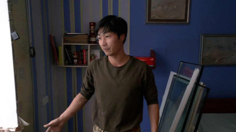 Мешканцям будинку, який постраждав від ракетного удару по Чернігову, благодійники встановлюють нові вікна