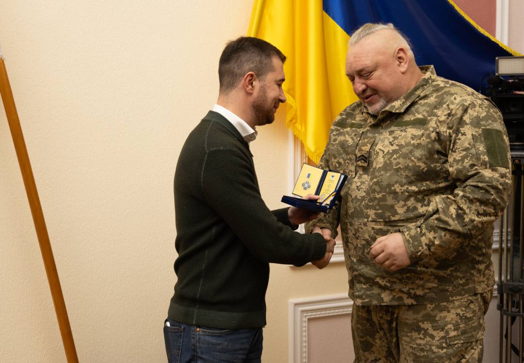 Добровольцям із числа поліцейських та ветеранів МВС України вручили відзнаку «За оборону Чернігова»