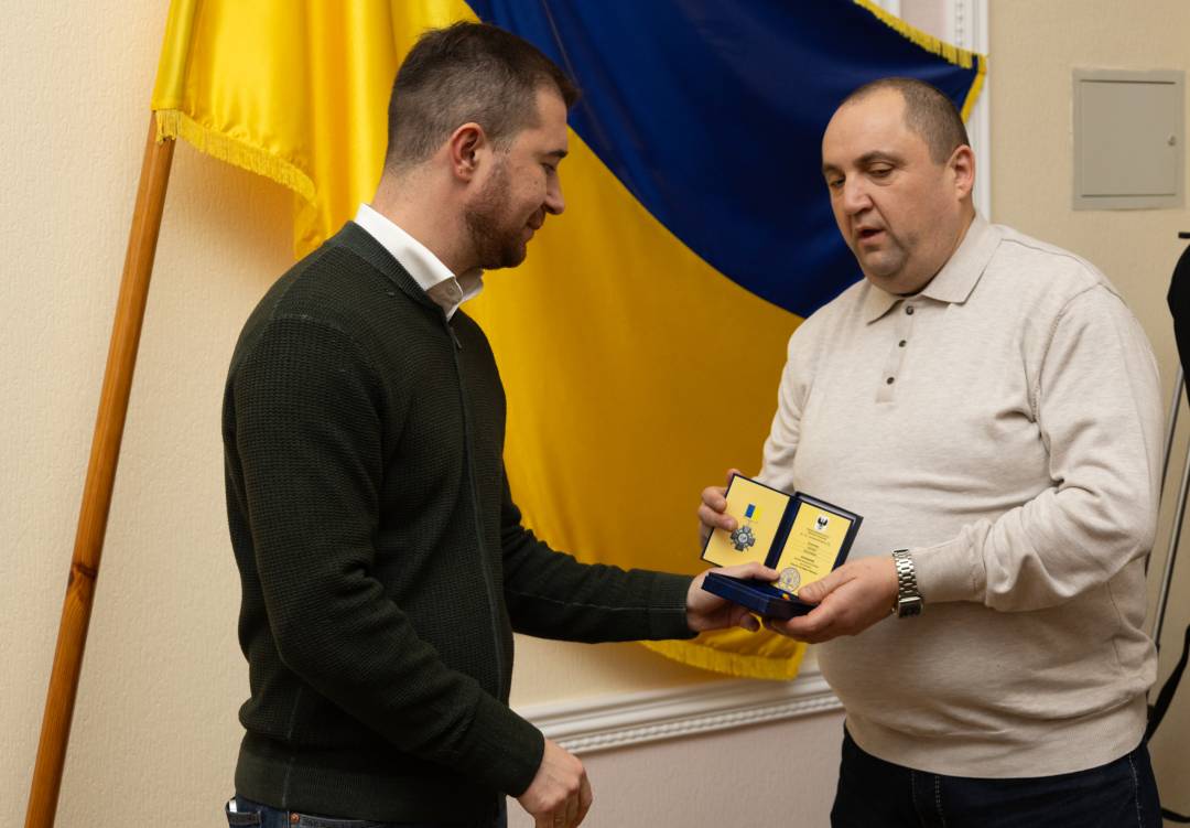 Добровольцям із числа поліцейських та ветеранів МВС України вручили відзнаку «За оборону Чернігова»
