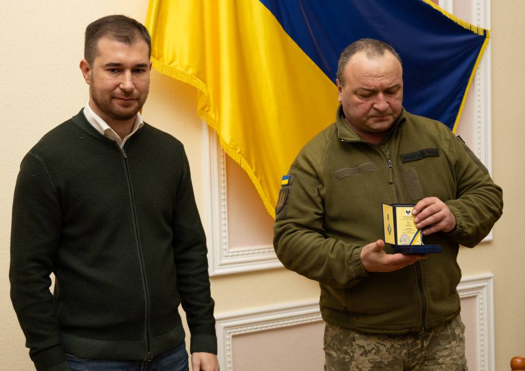 Добровольцям із числа поліцейських та ветеранів МВС України вручили відзнаку «За оборону Чернігова»