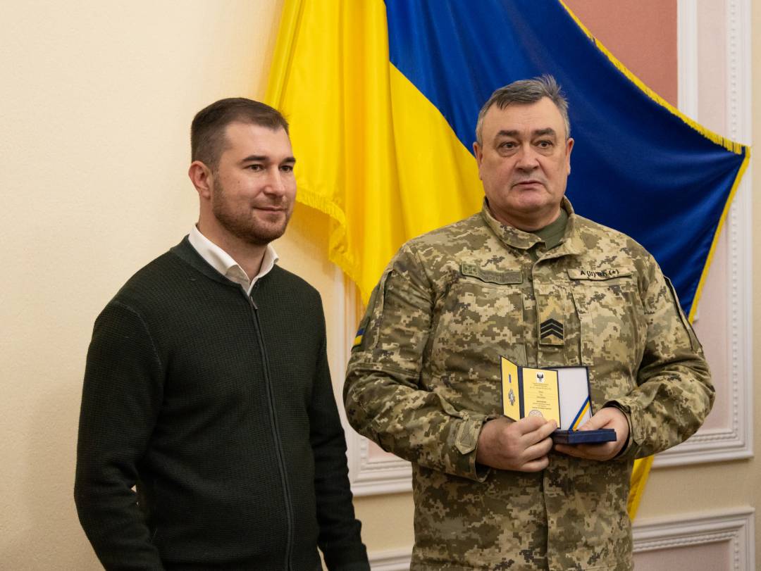 Добровольцям із числа поліцейських та ветеранів МВС України вручили відзнаку «За оборону Чернігова»