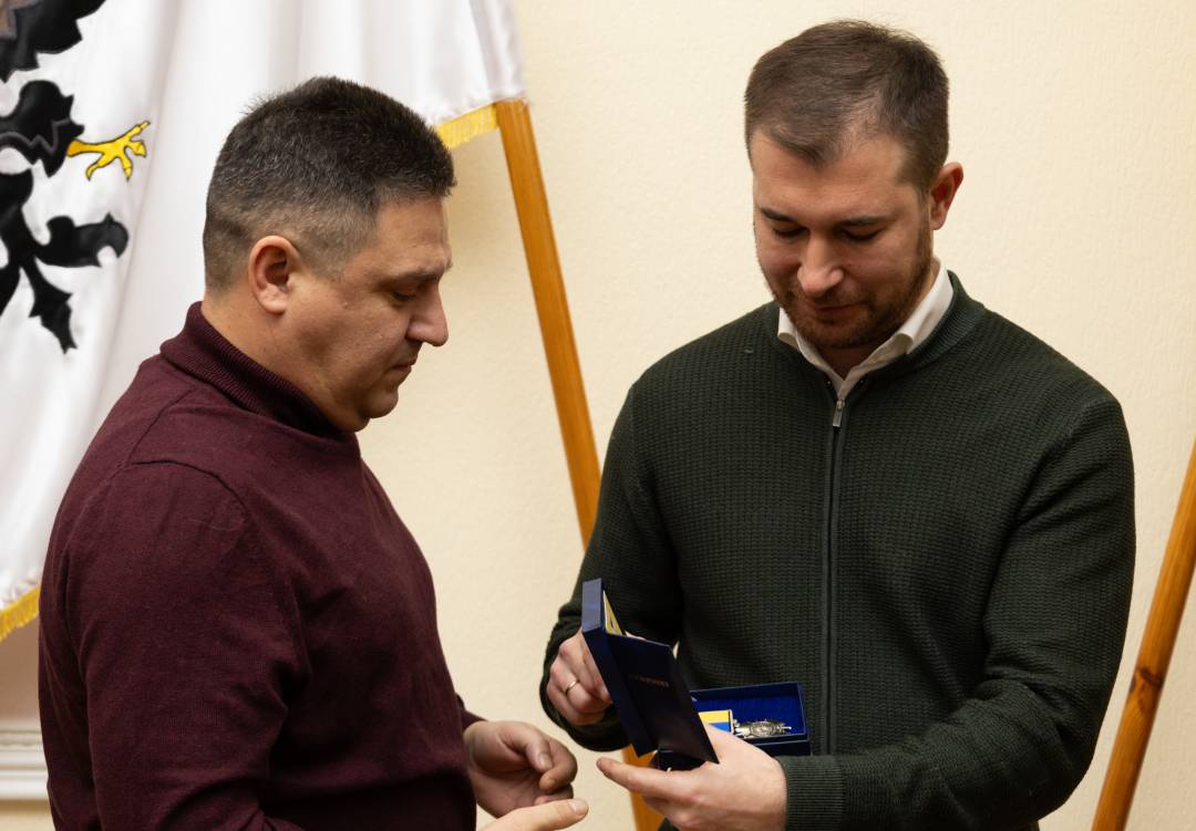 Добровольцям із числа поліцейських та ветеранів МВС України вручили відзнаку «За оборону Чернігова»