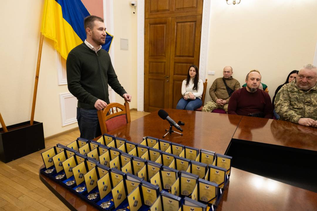 Добровольцям із числа поліцейських та ветеранів МВС України вручили відзнаку «За оборону Чернігова»