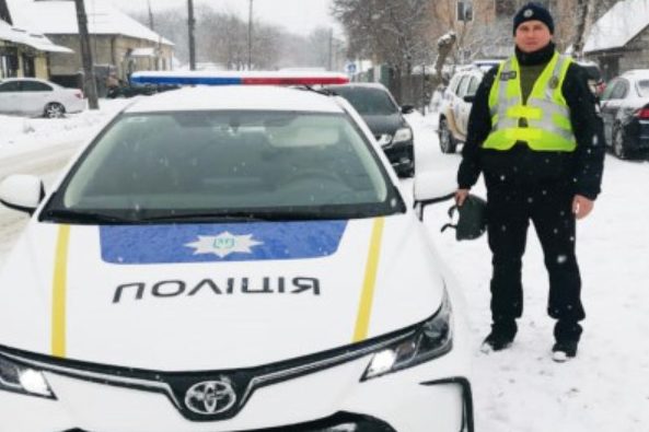 «Допоможіть доставити в лікарню хворого сина!»: чернігівські поліцейські супроводили до карети «швидкої» матір з дитиною