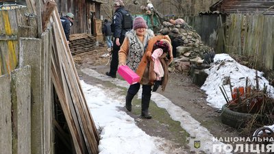 "Знесло дах, посікло стіни, я дивом вижив!": з прикордоння Чернігівщини поліцейські евакуювали подружжя пенсіонерів