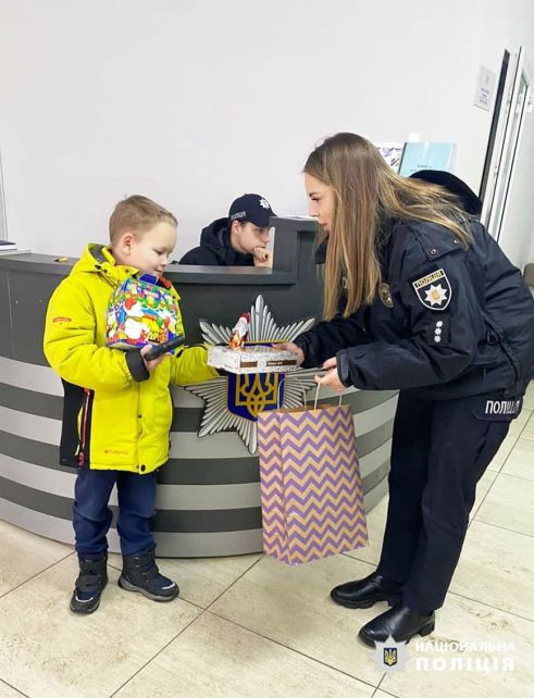 Хлопчику з Ніжина поліцейські провели екскурсію райуправлінням