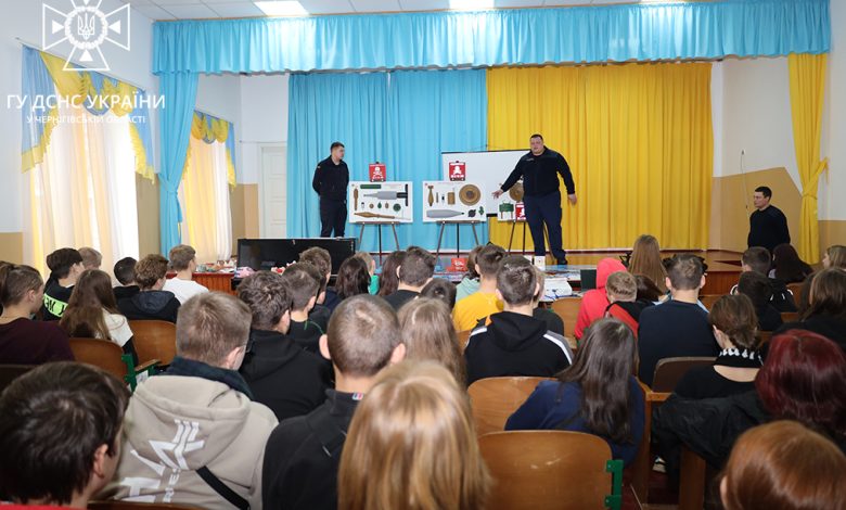 На Чернігівщині рятувальники на пересувному мобільному класі із мінної безпеки продовжують навчати громадян заходам безпеки